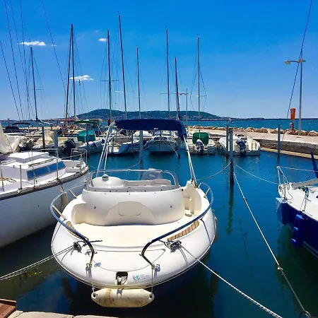 A La Voile Blanche 3*