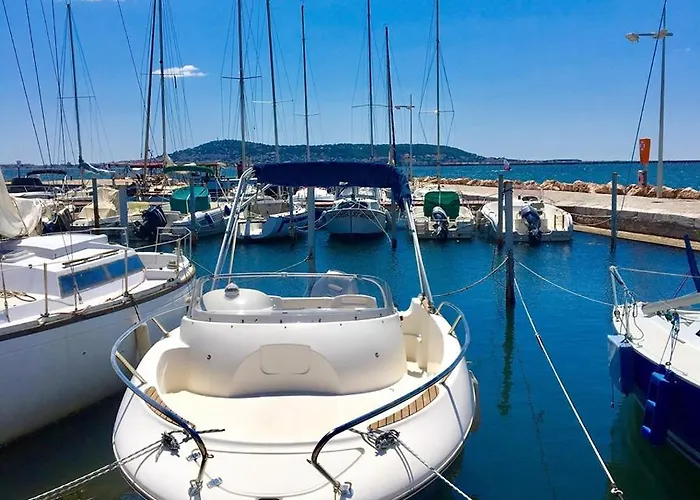 A La Voile Blanche 3*