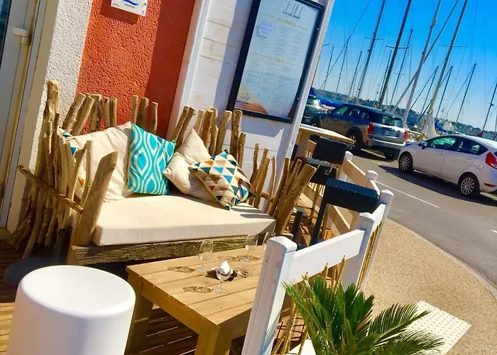 A La Voile Blanche بوزيجويس