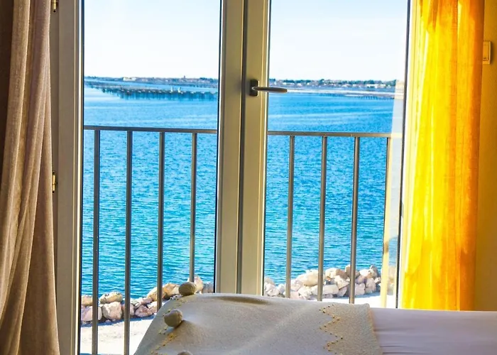 A La Voile Blanche بوزيجويس